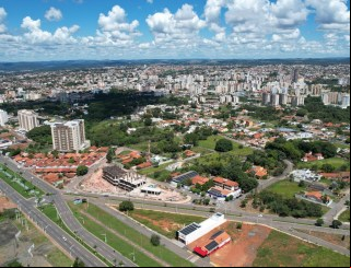 Nova lei proíbe cobrança de taxas por condomínios a turistas em Caldas Novas