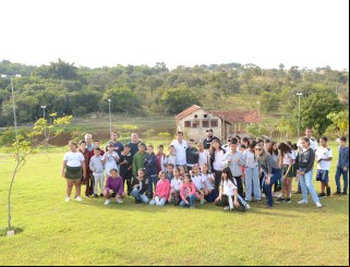Goiandira: Gestão Municipal promove plantio de mudas nativas com alunos durante a Semana do Meio Ambiente