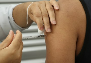 Vacina contra meningite, que é de rotina para a população abaixo de 15 anos, também está disponível para qualquer pessoa que ainda não imunizada