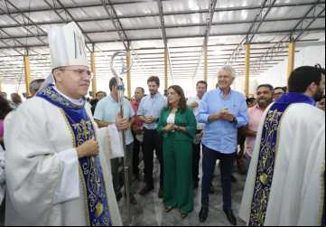 Governador Ronaldo Caiado sanciona lei que cria Dia do Romeiro de Nossa Senhora de Muquém, durante missa de encerramento da romaria, em Niquelândia