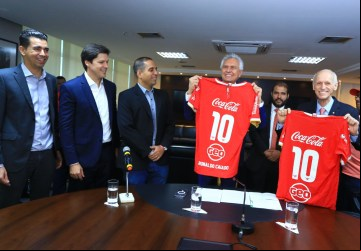 Governador Ronaldo Caiado e presidente José Alves Filho (Grupo José Alves) exibem camisas com novos patrocinadores do Vila Nova