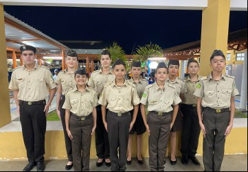 10 estudantes do Colégio Estadual da Polícia Militar de Goiás Iris Rezende Machado receberam a "Alamar Legião de Honra". (Reprodução/Osmam Martins)