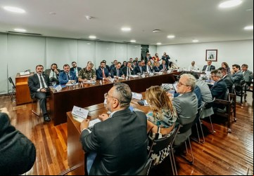 Ministros e representantes dos nove estados amazônicos e da região do Pantanal reunidos para traçar novas ações. (Foto: Wagner Lopes / Casa Civil)