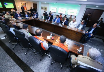 Governador Ronaldo Caiado em reunião sobre ações para combater incêndios florestais