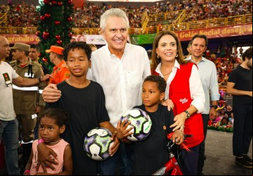 Ronaldo e Gracinha Caiado participam da distribuição de brinquedos do Natal do Bem e destacam preocupação do Governo de Goiás com as crianças
