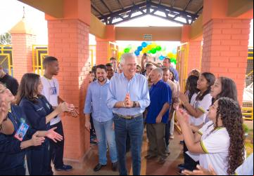 Governador Ronaldo Caiado é recebido com festa na inauguração do colégio de tempo integral em Padre Bernardo. Antes e depois: obra abandonada trazia insegurança para a população, novo prédio vai receber 454 estudantes