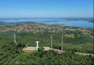 Área de Proteção Ambiental - Morro do Lobo e o icônico Mirante do Cristo, é um ponto de destaque para os amantes de trilhas ecológicas
