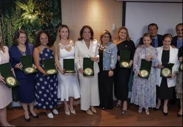 Gracinha Caiado recebe medalha 