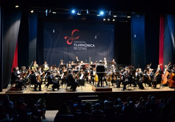 Músicos da Orquestra Filarmônica levam música clássica a públicos de todas as idades