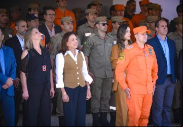 Em cerimônia no Quartel do Comando Geral, Gracinha Caiado entrega viaturas e equipamentos para o Corpo de Bombeiros de Goiás: 