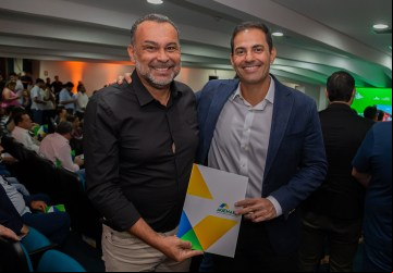 O prefeito Haroldinho Calaça Coelho ao lado do deputado estadual Jamil Calife cerimônia de  das Ordens de Serviço para a construção de 3.230 unidades habitacionais, do programa Pra Ter Onde Morar - Casas a Custo Zero da Agehab e Seinfra