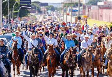 Caiado, Daniel Vilela e Sandro Mabel percorrem principais ruas de Goiânia durante Cavalgada que antecede 78ª Exposição Agropecuária