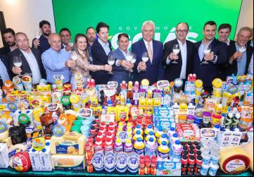 Ao lado de lideranças políticas e setoriais, governador Ronaldo Caiado recebe doação de 60 mil litros de leite: 